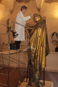 Donatello, San Ludovico di Tolosa durante il restauro